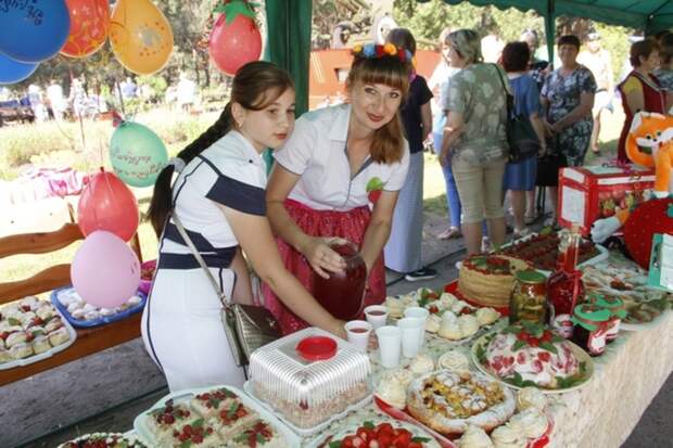 Уразово белгородская новости. Праздник клубники в Германии. Уразово Валуйский подслушано Белгородская. Поселок Уразово. Клубничная Страна Уразово 2022.