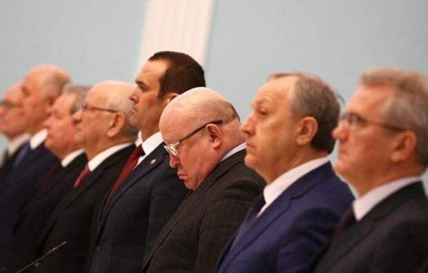 У чиновников и сотрудников госкомпаний начали забирать загранпаспорта