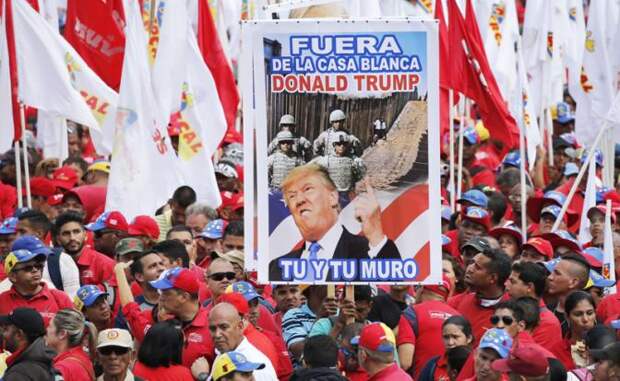 На фото: массовая акция в поддержку президента Венесуэлы Николаса Мадуро в Каракасе