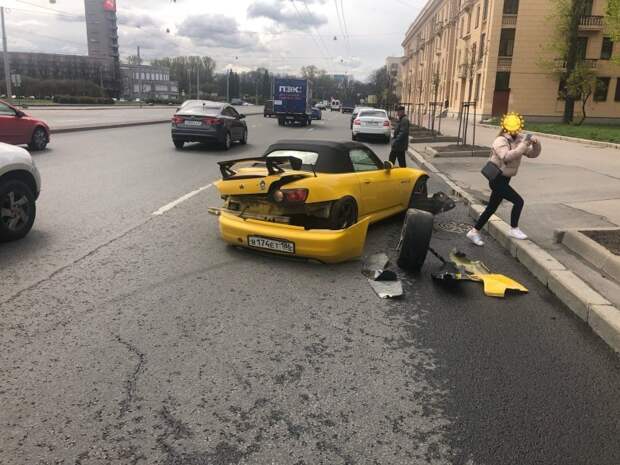 Паренёк прокатил свою подружку с ветерком, и спортивная Honda теперь вряд ли подлежит восстановлению