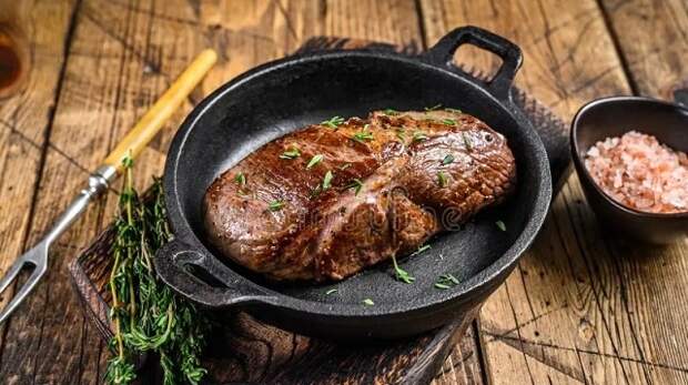 Готовый стейк на сковороде