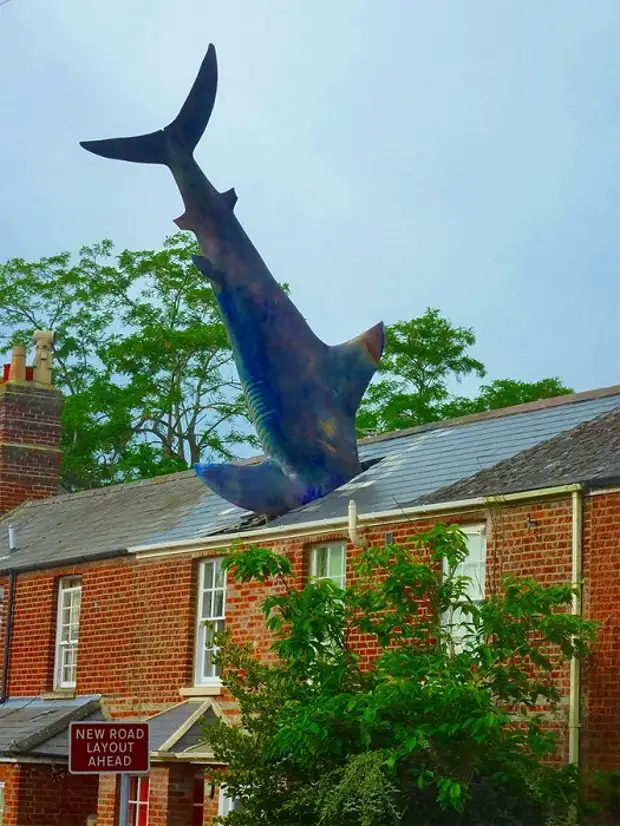 Хедингтонская акула символизирует ярость атомной энергии, которая, по мнению создателя хищницы Билла Хайне, только вредит человечеству.