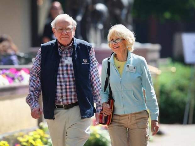 Уоррен Баффет и Астрид Менкс. / Фото: www.businessinsider.in Уоррен Баффет и Астрид Менкс. / Фото: www.businessinsider.in