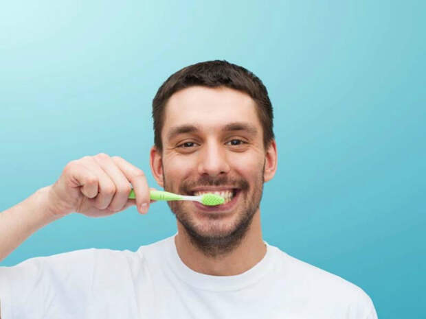 Чистить зубы следует большим количеством пасты, сильно надавливая на щетку. | Фото: idnews.co.id.