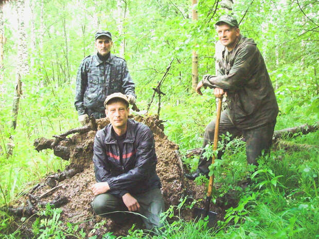 Участники злополучной рыбалки на месте находки "Сылвенского клада". Фото Дмитрия Сивкова, Влада Луканина. Источник: https://kondrashins.livejournal.com/1455.html