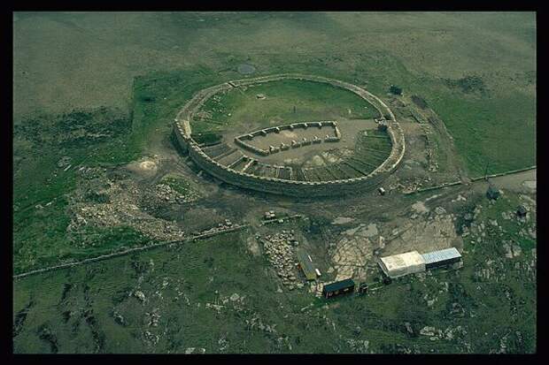 Для сравнения - кольцевой форт Экеторп (Швеция), ныне реконструирован. Фото 70-х годов, аэрофотосъемка. Клады, археология, интересно, история, скелеты