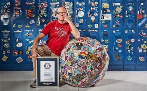 Генеральный директор компании «StickerGiant» Джон Фишер и его команда создали шар из 200000 наклеек.