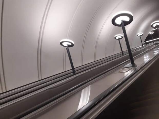 Эскалатор в метро. Фото: Дмитрий Сорокин