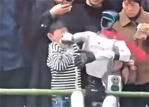Человекоподобный робот ударил ребёнка на танцевальном шоу в Китае