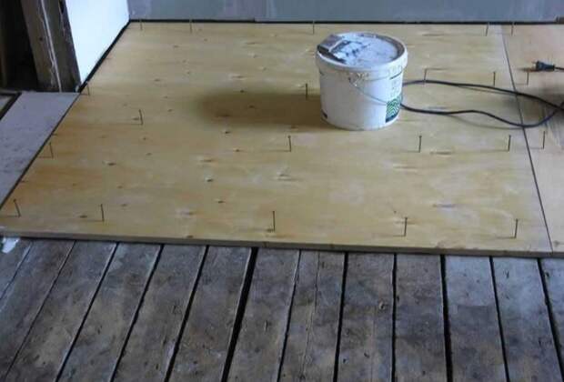 Фанерные листы толщиной более 10 мм укладываются поверх деревянной поверхности и крепятся саморезами / Фото: chudopol.ru