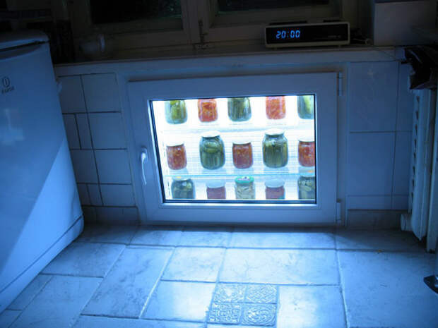Встроенный шкаф для консервации. | Фото: Фишки.нет.