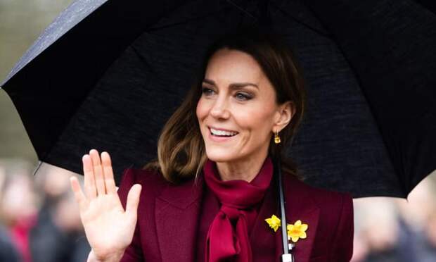 В любимом пальто и с брошью в виде нарцисса: Кейт Миддлтон и принц Уильям посетили Уэльс