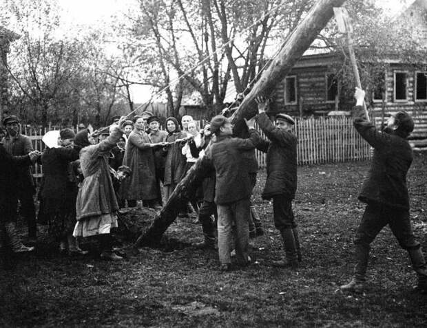 Установка столба линии электропередач в деревне. |Фото: pinterest.com.