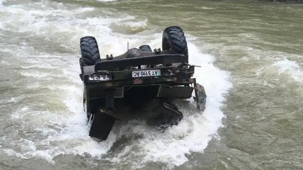 На Украине автомобиль с 23 туристами упал в реку