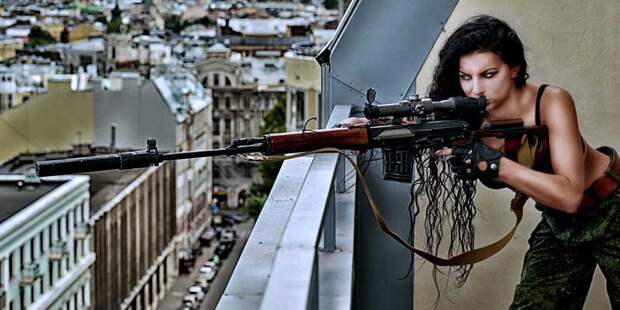 Крупнокалиберная снайперская винтовка в руках девушки