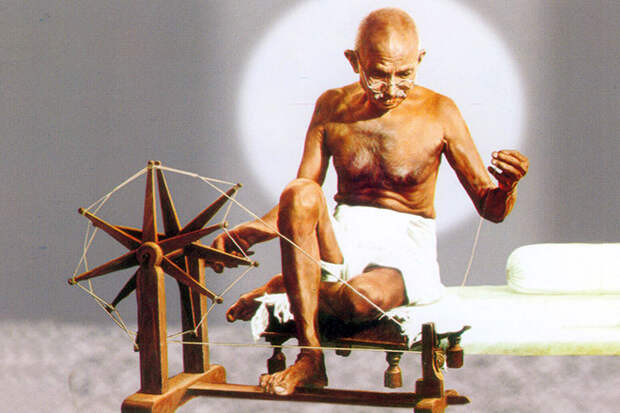 Махатма Ганди за работой