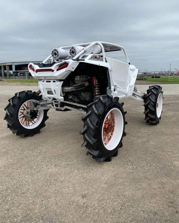 Спортивный мотовездеход Polaris на тракторных колесах