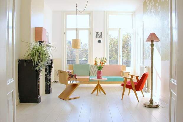 Светлая гостиная с торшерами и оригинальной геометрической мебелью для зоны отдыха