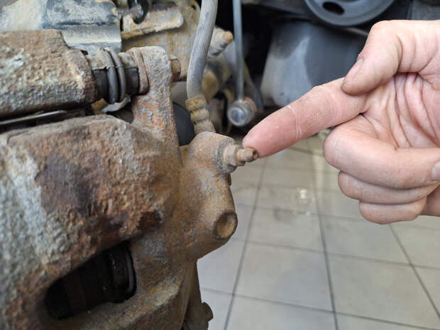 Как правильно открутить штуцер прокачки тормозов без повреждения граней