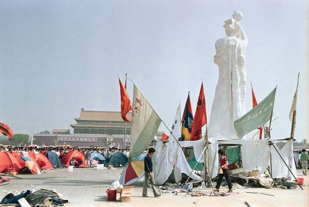 Одна из самых знаменитых фотографий протеста на Тяньаньмэнь-1989. А ведь с обеих сторон противостояния стоят фактически ровесники: студенты и солдаты.-5