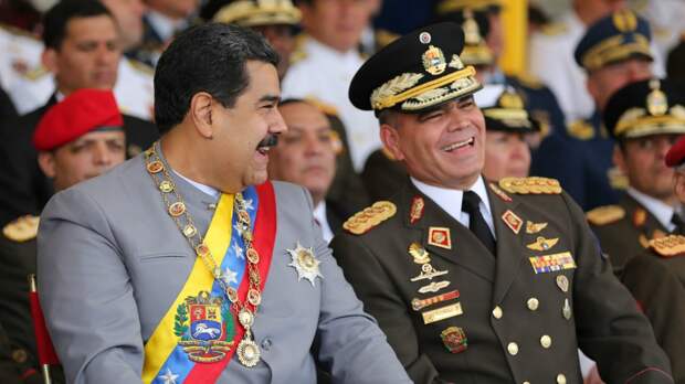 Президент Венесуэлы Николас Мадуро (слева) и министр обороны Падрино Лопес (справа). Источник изображения: 