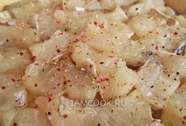 Посыпать специями и солью