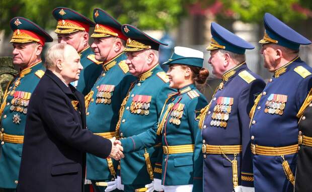 Сегодня, 9 мая, как и миллионы других граждан России, я со своей семьёй смотрел парад Победы на Красной площади. В начале парада, когда на Красную площадь выносили знамя Победы, шёл снег.-5