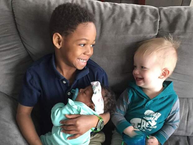 Мальчика усыновили родители. Затем они узнали, что его мама вновь беременна