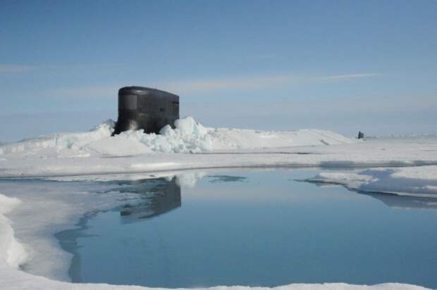 Российские летчики засняли подлодку США, вмерзшую в арктические льды
