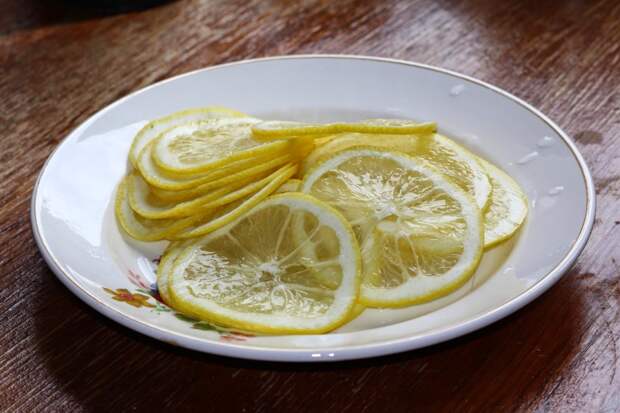 Лосось под лимонной черепицей с сырно - сливочным соусом