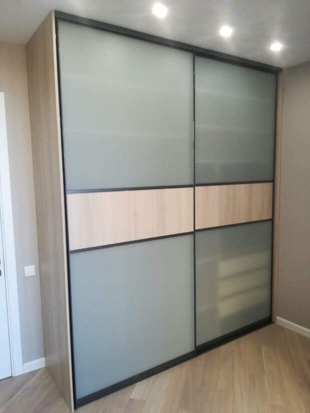 Современный шкаф-купе на заказ, изготовленный фирмой Hansa Mebel в СПб