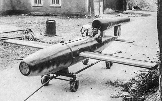 V-1 Reichenberg Фау-1 «Самолет-снаряд» был, можно сказать, предшественником современных баллистических ракет – он имел какой-никакой автопилот и зачатки функции наведения на цель. В изначально беспилотном Рехенберге позже решено было сконструировать одноместную кабину. Пилоты самолета-снаряда по сути являлись камикадзе и должны были подписывать документ, подтверждающий, что они осознают, что идут на самоубийственное задание.
