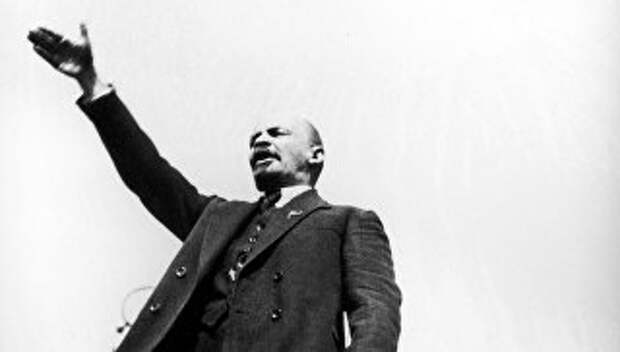 Владимир Ильич Ленин произносит речь на Красной площади на открытии временного памятника Степану Разину. 1 мая 1919 года. Архивное фото