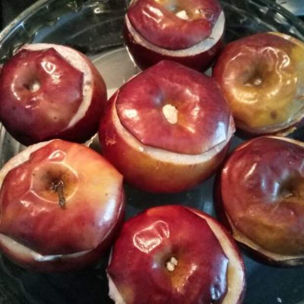 Фото рецепта - Печеные яблоки с творожно-ореховой начинкой - шаг 4
