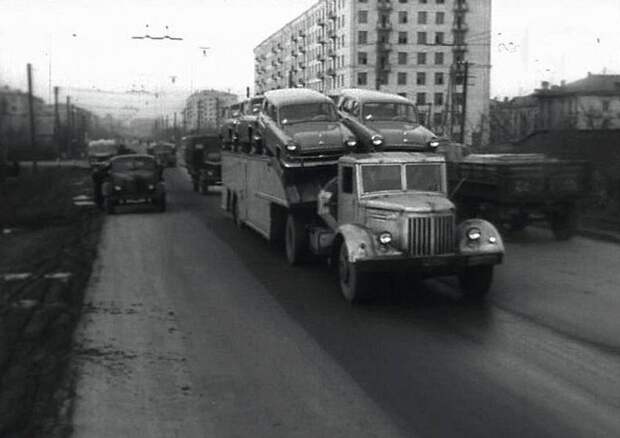 Автопоезд состоял из седельного тягача МАЗ-200В и специально полуприцепа для перевозки автомобилей. СССР, авто, автовоз, концепт, маз, прицеп, разработки, тягач