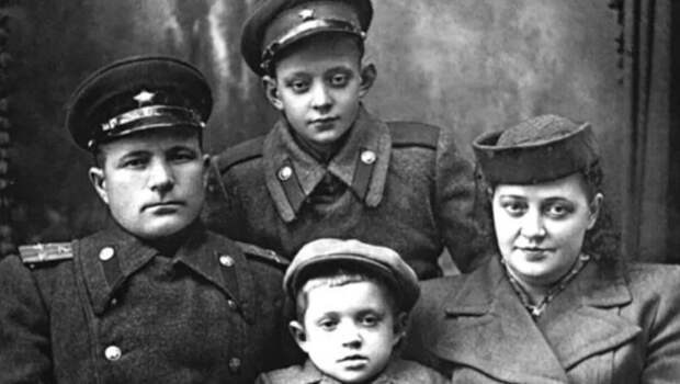 Лев Перфилов с отчимом, мамой и младшим братом Юрой. Фото взято из свободного источника