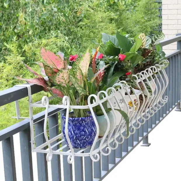 Оптимальный вариант для небольшого балкона: размещение растений на перилах в специальных подвесных горшках