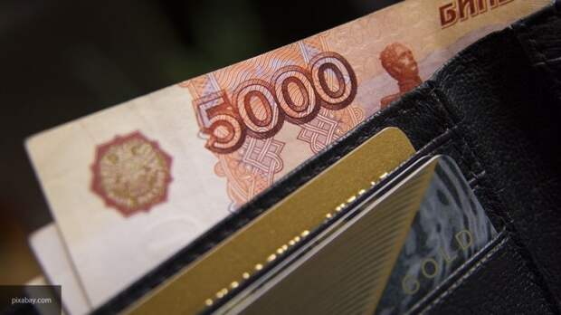 В октябре объем "свободных денег" жителей России сократился на 500 рублей	