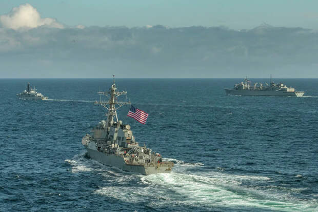Эсминец ВМС США Портер, корабль поддержки USNS Supply и британский фрегат Кент во время учений в Баренцевом море. 5 мая 2020 Эсминец ВМС США Портер, корабль поддержки USNS Supply и британский фрегат Кент во время учений в Баренцевом море. 5 мая 2020 - РИА Новости, 1920, 29.09.2021