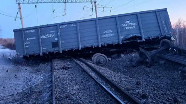 В Амурской области остановили движение поездов после схода свыше 30 вагонов
