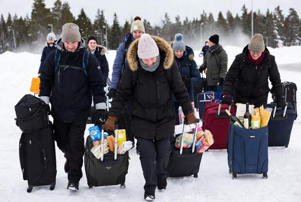 Туристы из-за высоких цен едут отдыхать в Лапландию с забитыми едой чемоданами