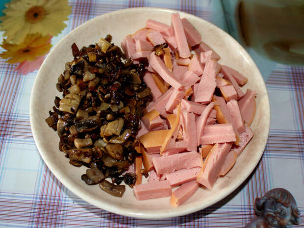 грибы и колбаса