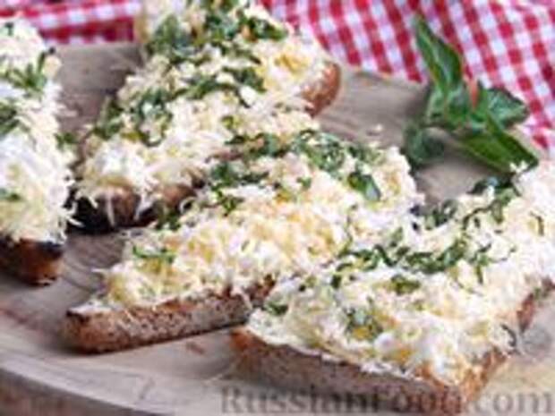 Фото к рецепту: Гренки с сыром, яйцом и базиликом