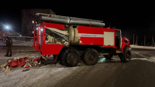 "Мерседес" столкнулся с пожарным "Уралом" и влетел в машину ДПС в Удмуртии