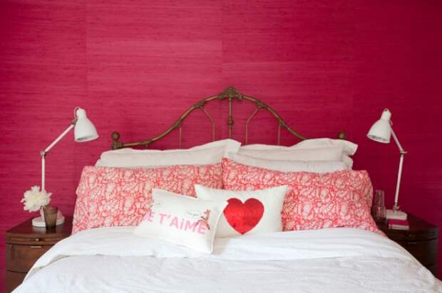 Попробуй придать текстуру розовой стене с помощью рифленых обоев. 