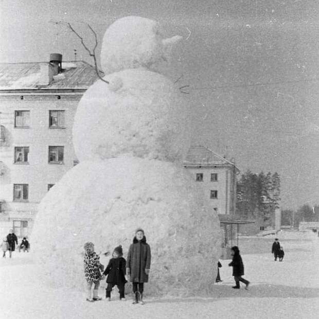Вот такого вот снеговика слепили в 1966-м году в закрытом городе Пенза-19 (сейчас г. Заречный) знаменитости, исторические фотографии, история, редкие фотографии, фото