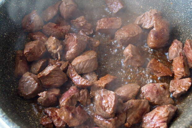 Мясо пожарить до корочки.