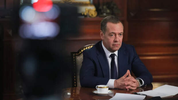 Медведев: если речь пойдет о судьбе страны, Россия применит ядерное оружие