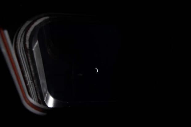 Земля почти не видна: NASA опубликовало фото Orion при подлёте к Луне