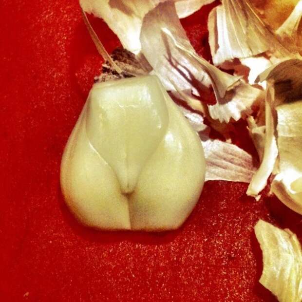 Немного деформированный зубчик чеснока  показалось, прикол, фото